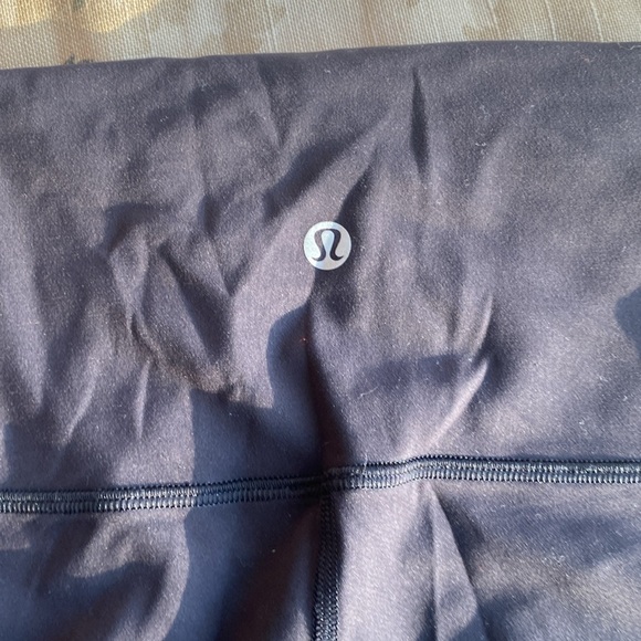 Lululemon black capri leggings size 6 - Picture 3 of 3